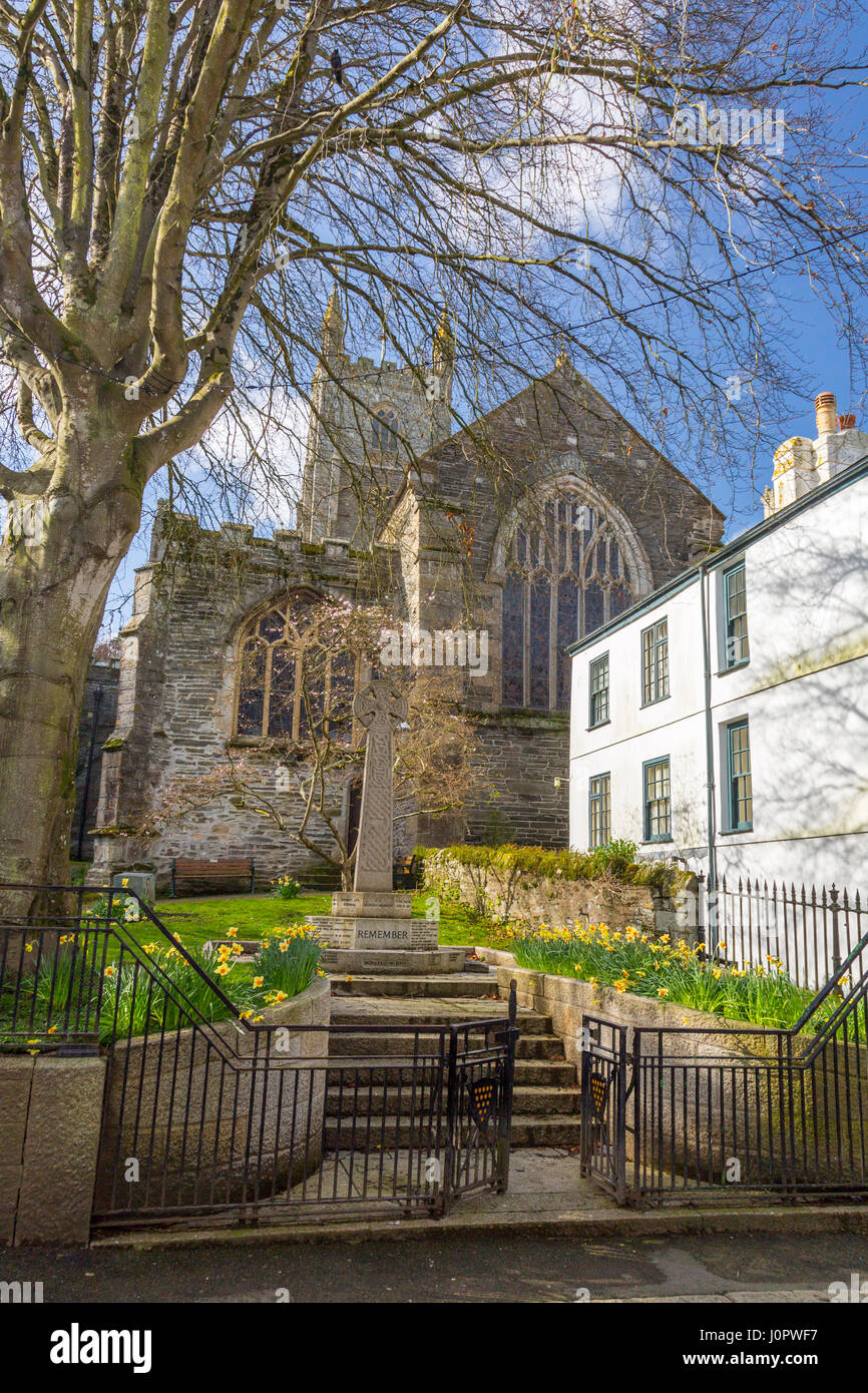 L'église paroissiale et War Memorial se trouvent dans le centre de la vieille ville, dans le port historique de Fowey, Cornwall, Angleterre Banque D'Images