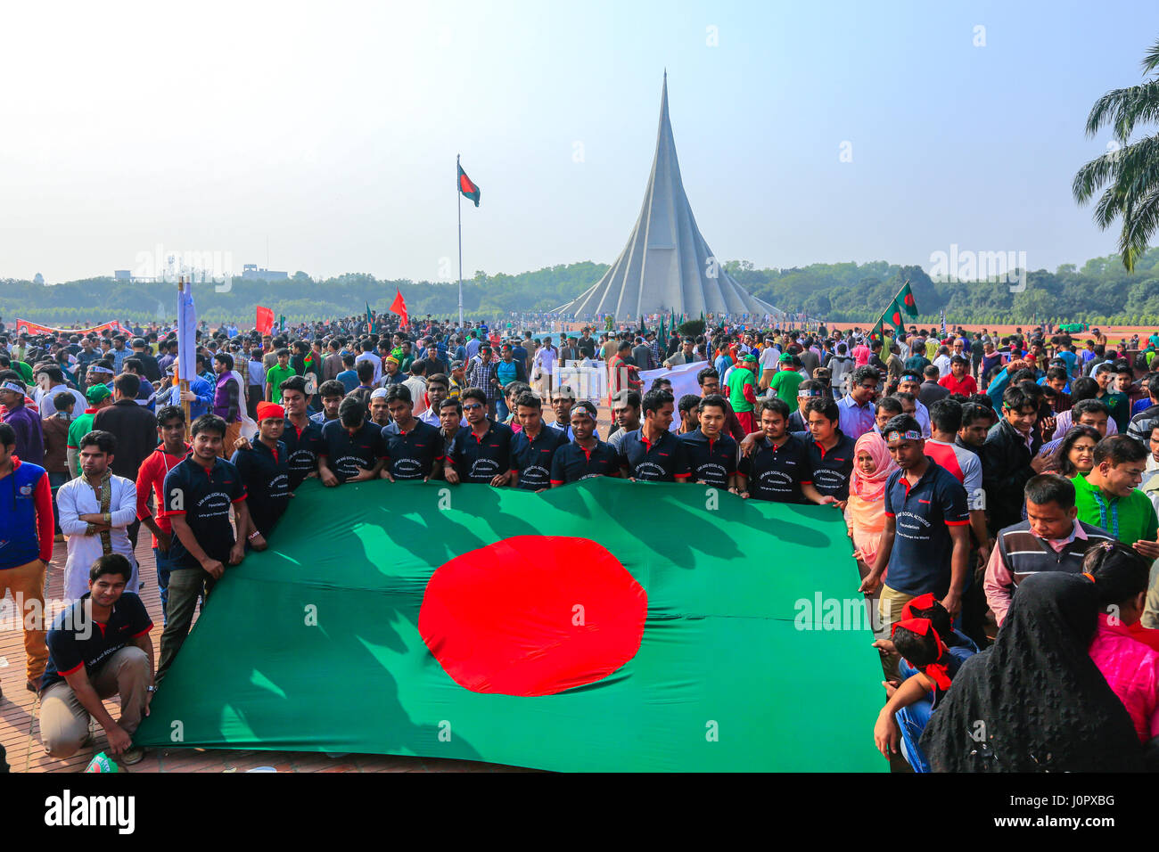 Les gens rendent hommage au National Memorial Tower ou Jatiya Smriti Shoudha à Savar sur fête de la Victoire, à environ 20 km de Dhaka. Dhaka, Bangladesh. Banque D'Images