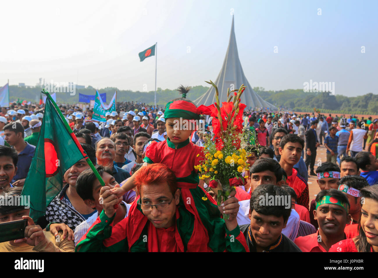 Les gens rendent hommage au National Memorial Tower ou Jatiya Smriti Shoudha à Savar sur fête de la Victoire, à environ 20 km de Dhaka. Dhaka, Bangladesh. Banque D'Images