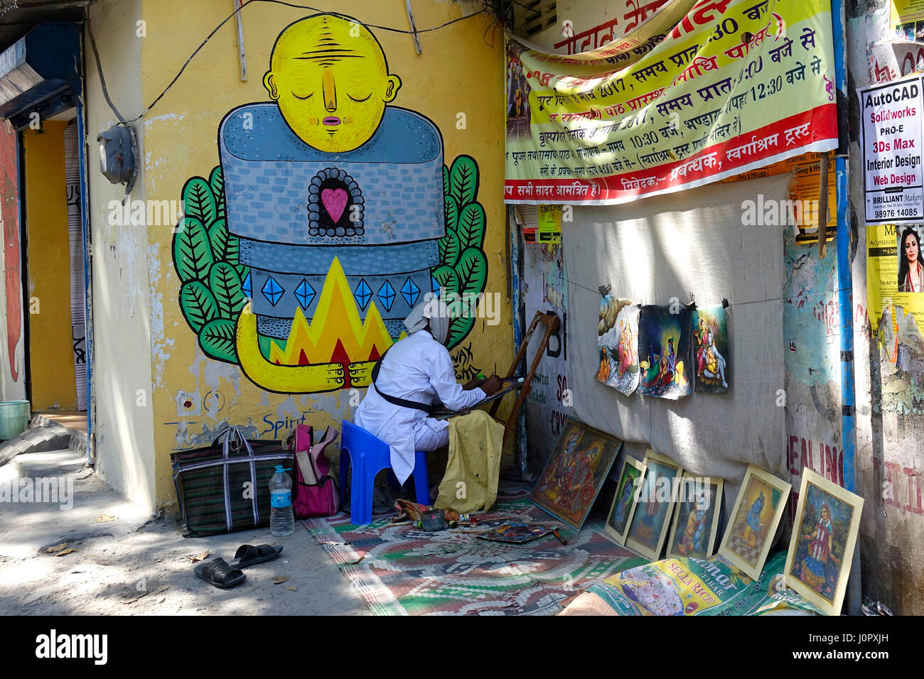 Artiste de rue indienne route et toutes ses œuvres affichées sur le mur, Rishikesh, Uttarakhand, Inde Banque D'Images