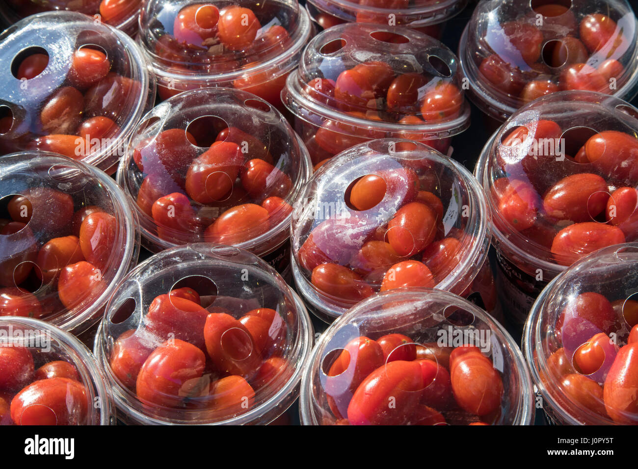 Marché hebdomadaire, stand de marché, des légumes frais, tomates, petits paniers en plastique, Banque D'Images