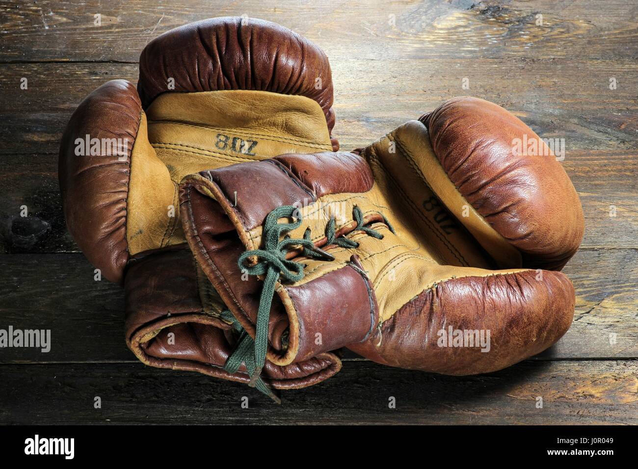 Gants de boxe vintage sur fond de bois Banque D'Images