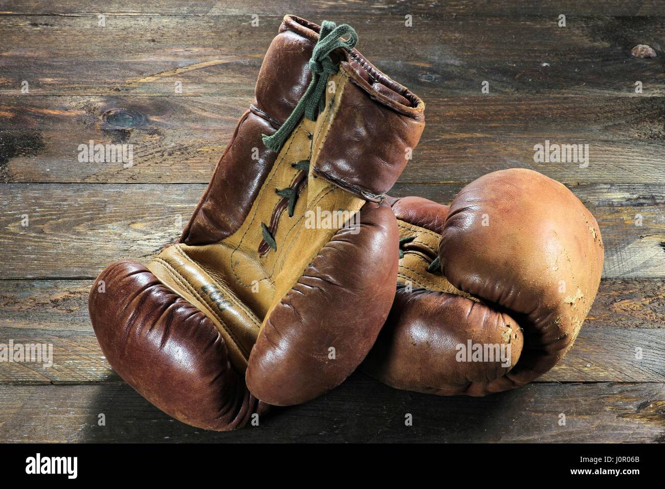 Gants de boxe vintage sur fond de bois Banque D'Images