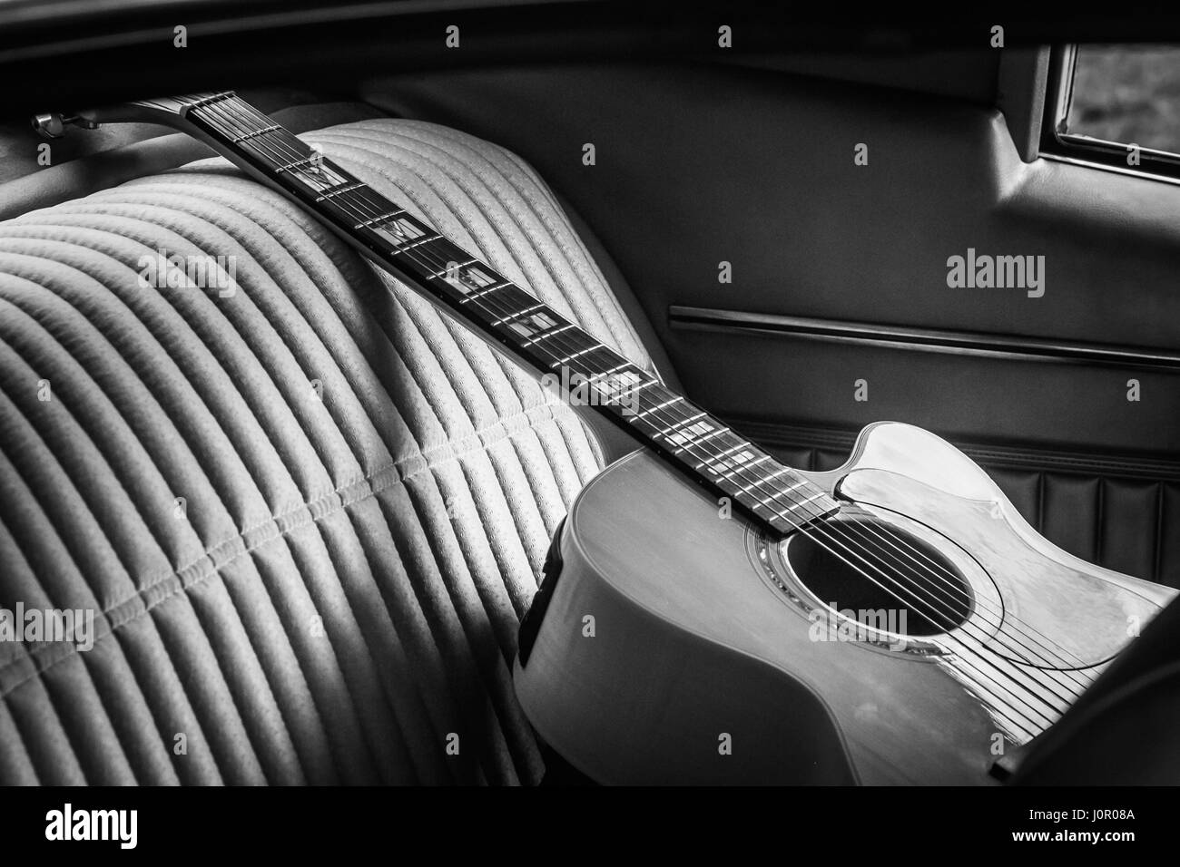 Une guitare est placé sur le siège arrière de voiture d'époque pour la  musique vidéo tournées Photo Stock - Alamy