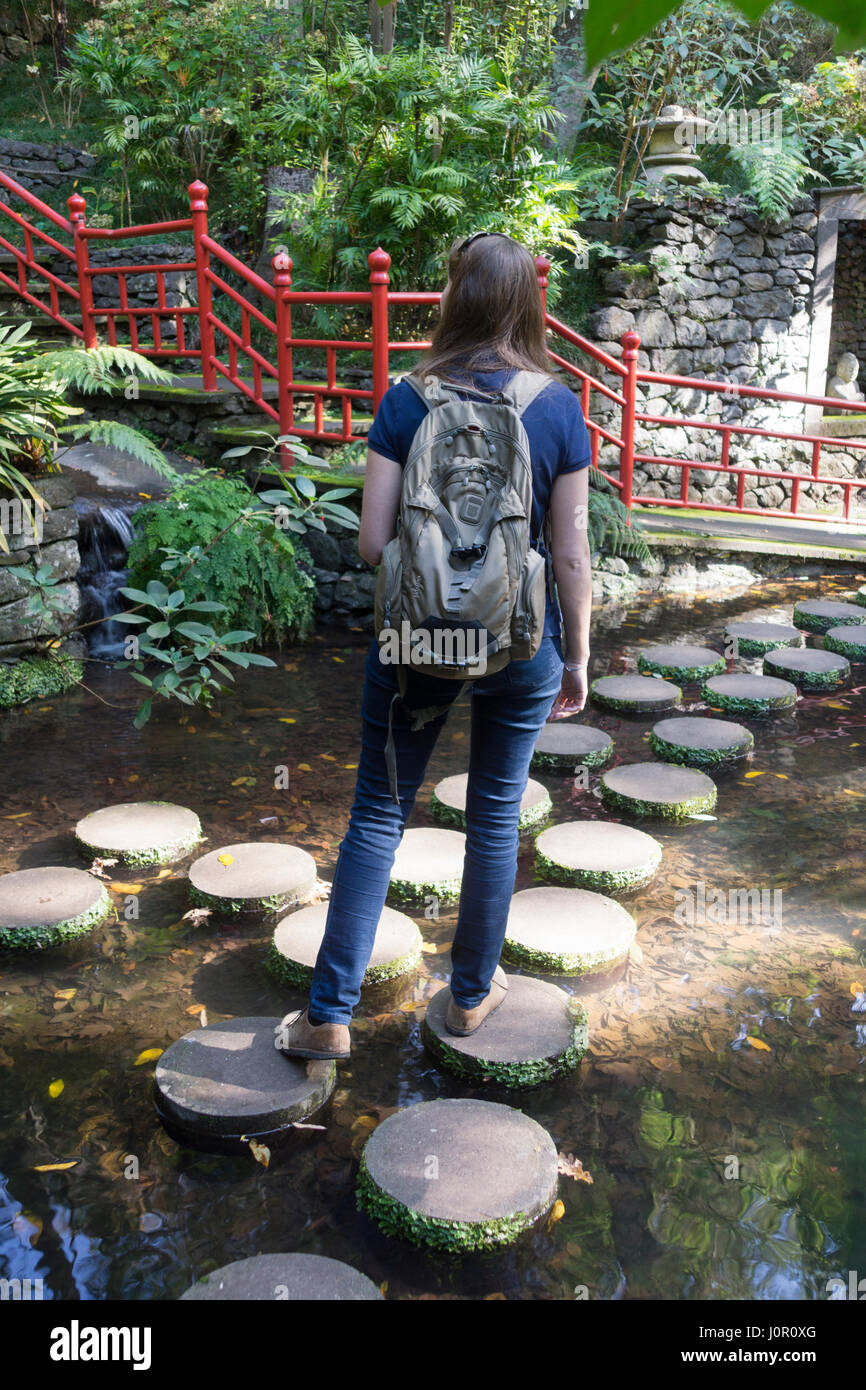 Un touriste fait leur chemin à travers des tremplins dans le Jardin Tropical Monte Palace, Funchal Banque D'Images
