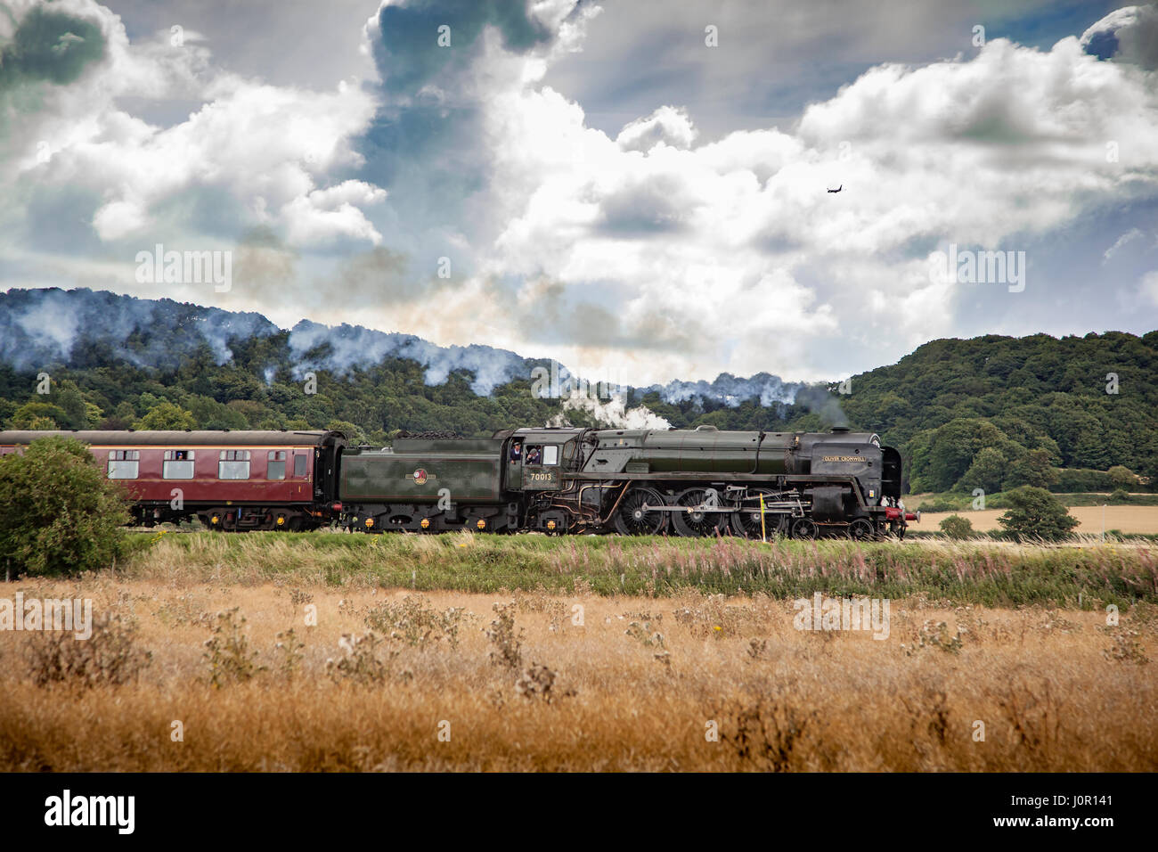 La Côte Nord du Pays de Galles Express tiré par BR Britannia Classe 7MT 4-6-0 no 70013 Oliver Cromwell laissant Frodsham avec Hill Frodsham dans l'arrière-plan sur Banque D'Images