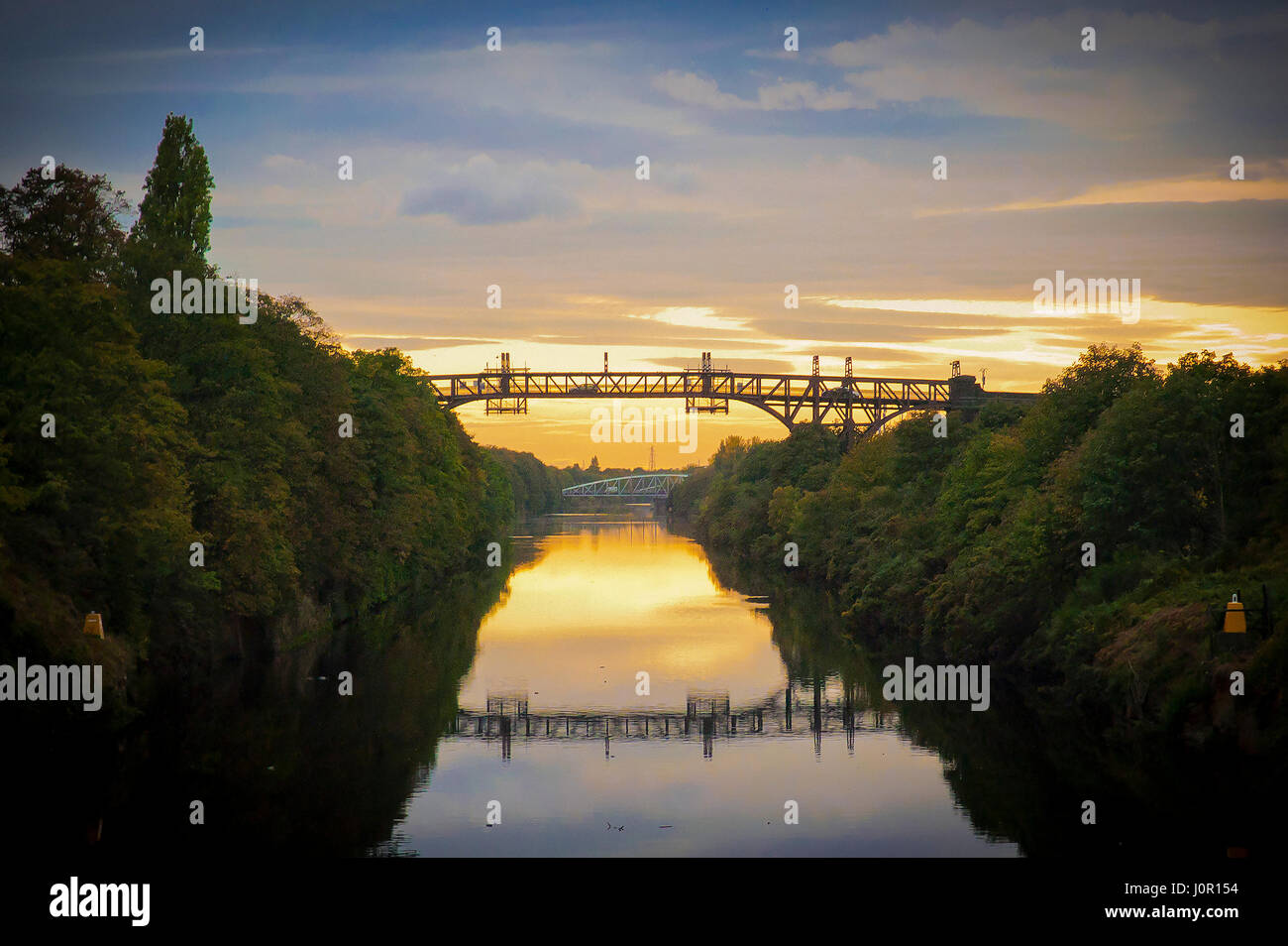 Manchester Ship Canal. Warrington pont cantilever coucher du soleil Banque D'Images