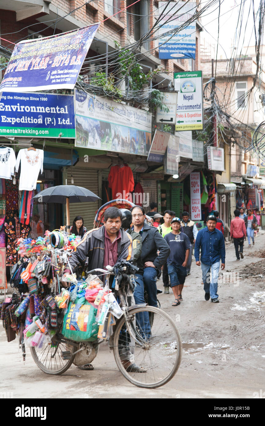 L'agitation de l'étroitesse des rues, dans le centre de Thamel, favori des touristes et randonneurs, Katmandou, Népal Banque D'Images