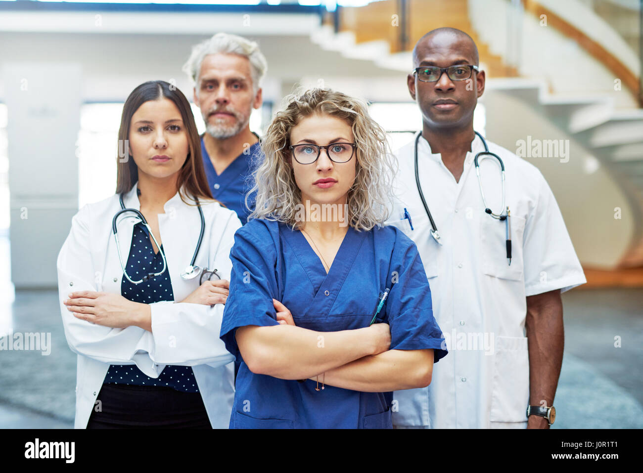 Confiant team of doctors standing à l'hôpital à la caméra en Banque D'Images