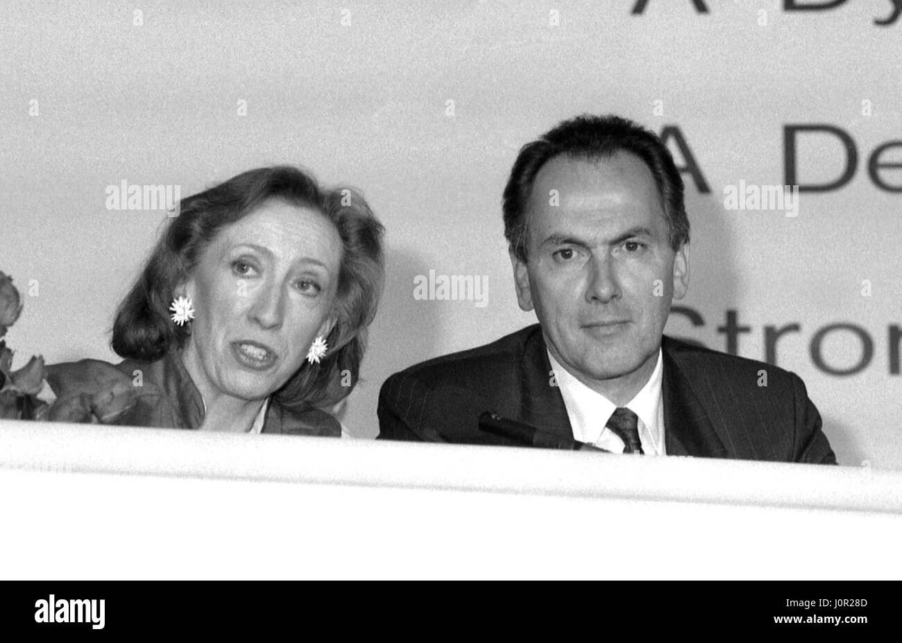 Margaret Beckett (à gauche), Secrétaire en chef de l'ombre au Conseil du Trésor et le Dr Jack Cunningham, chef de l'ombre de la Chambre des communes, d'assister à une partie du travail lancement politique conférence de presse à Londres, Angleterre le 24 mai 1990. Banque D'Images