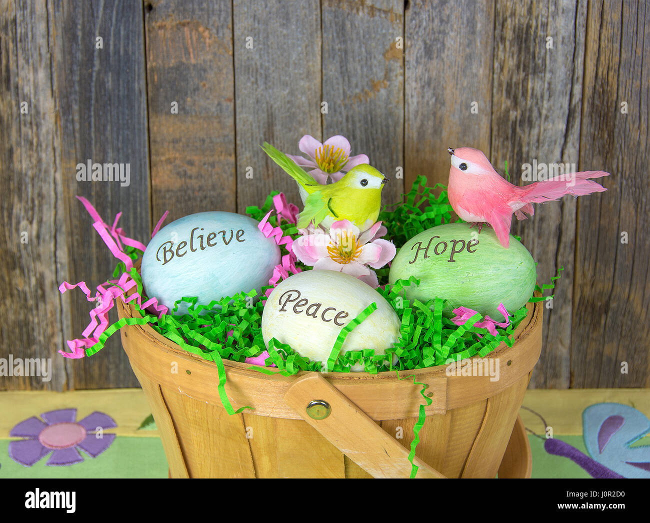 Citations Sur Les Oeufs De Paques Dans Un Panier Avec Des Oiseaux Photo Stock Alamy
