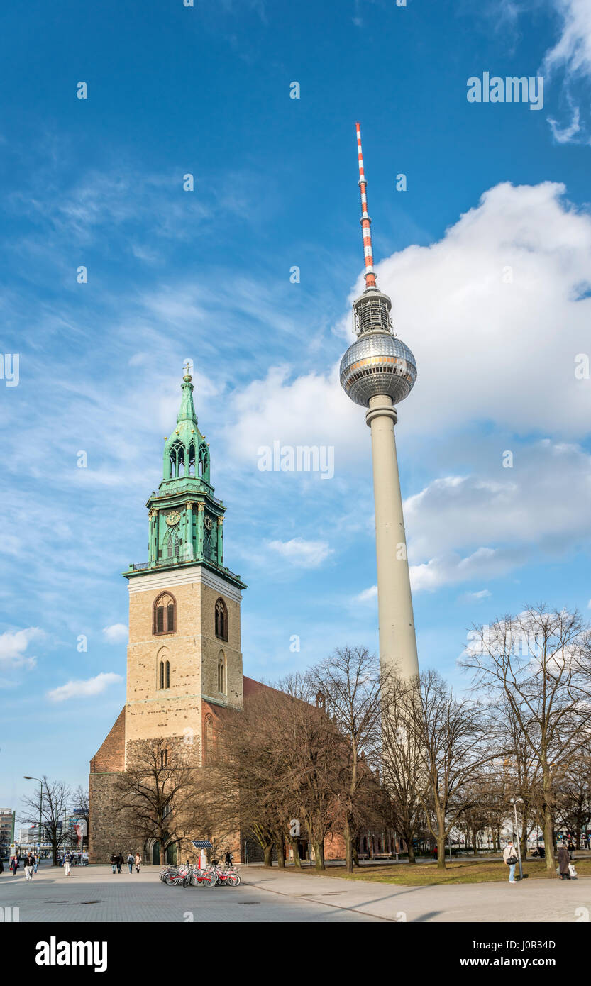 Tour de télévision derrière l'église St.Mary, Berlin, Allemagne Banque D'Images