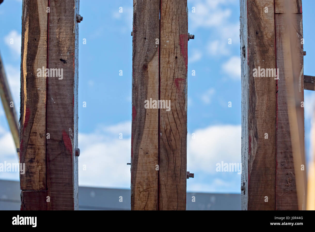 Regardant le ciel à travers la construction de bateaux en bois Banque D'Images