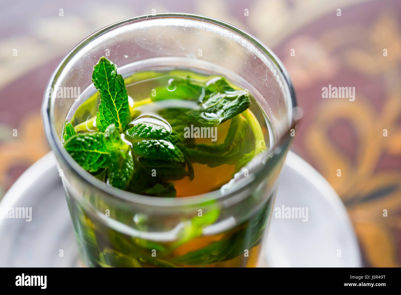 Thé à la menthe marocain traditionnel servi dans le restaurant Marrakech Banque D'Images