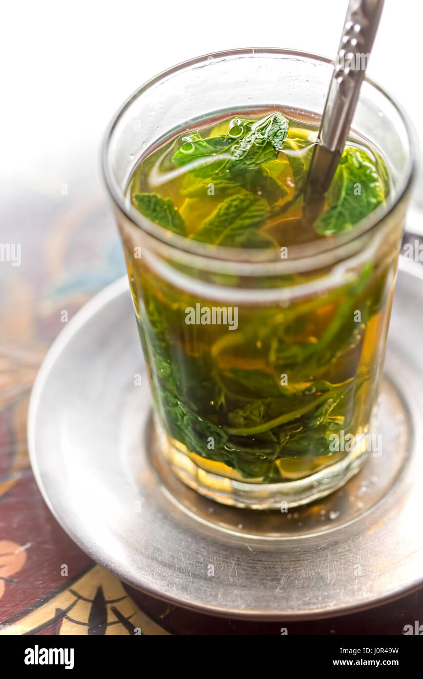 Thé à la menthe marocain traditionnel servi dans le restaurant Marrakech Banque D'Images