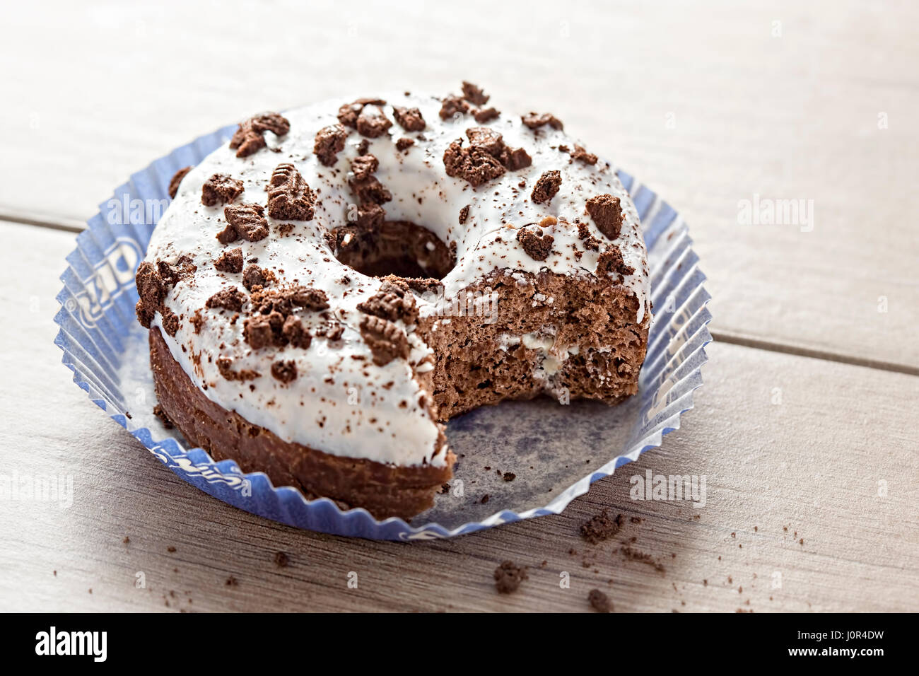 Donut Oreo sur surface blanche Banque D'Images