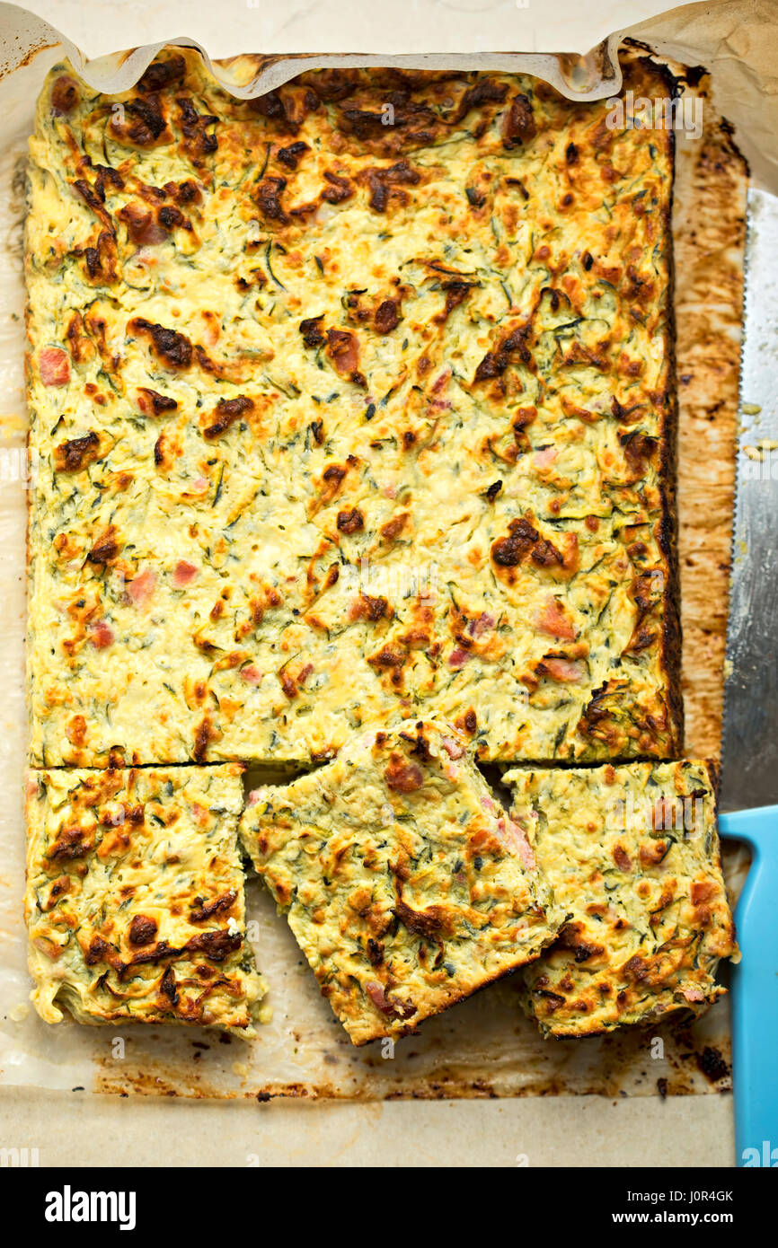 Bacon courgettes gâteau savoureux fromage frittata Banque D'Images