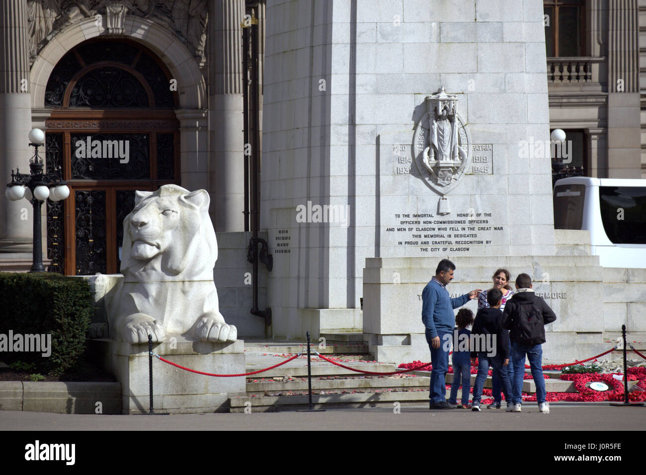 Famille d'étrangers de touristes devant le monument aux morts cénotaphe de George square Glasgow Banque D'Images