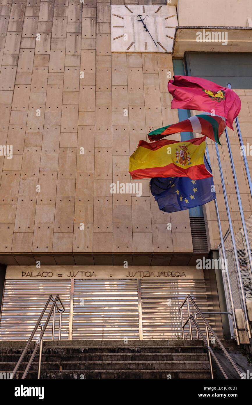 Façade avec ses quatre drapeaux au vent du palais du village de Gernika lumo, Vizcaya, Pays Basque, Espagne Banque D'Images