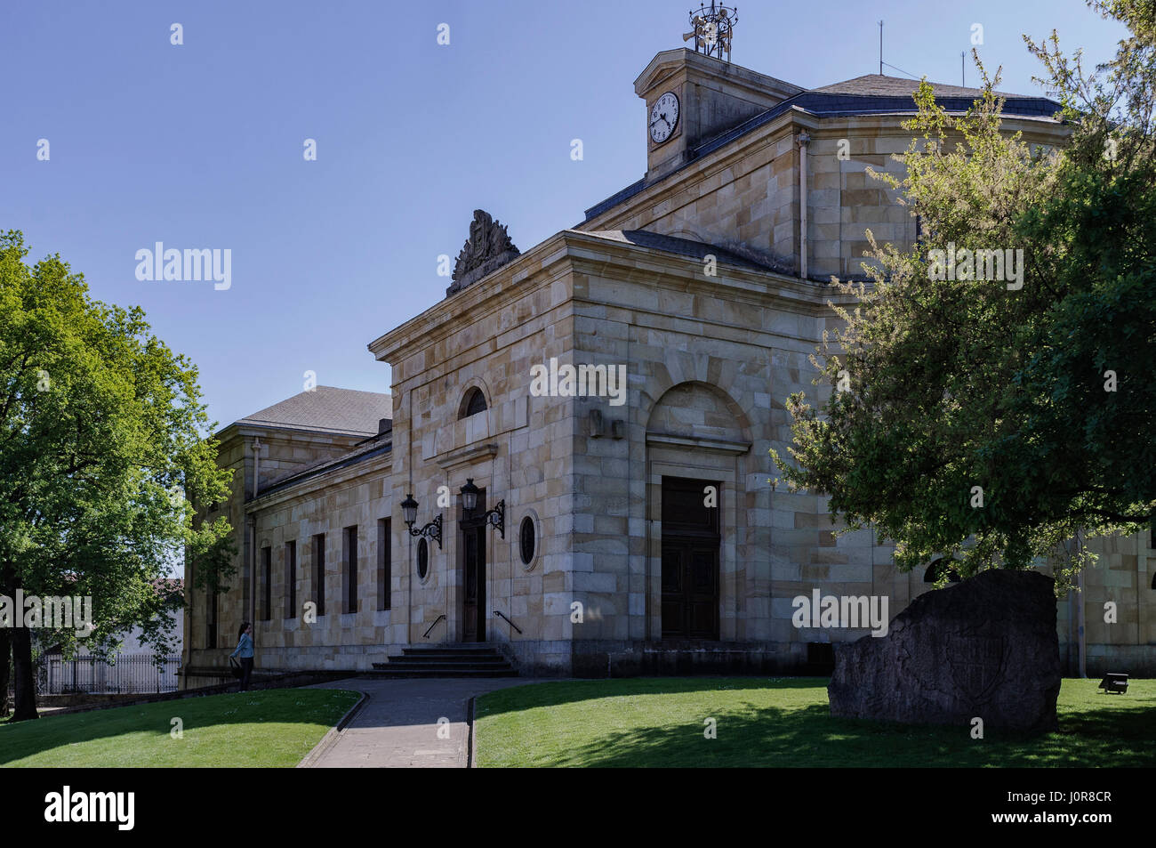 L'arbre de Guernica est l'un des symboles les plus universels du Pays Basque. Chêne en face de la maison de Juntas dans la ville de Guernica et LUMO. Banque D'Images