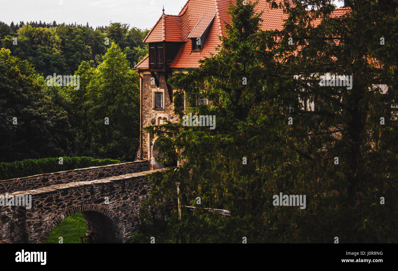 Un gros plan sur l'architecture du château Czocha entouré d'arbres, dans la soirée. Banque D'Images