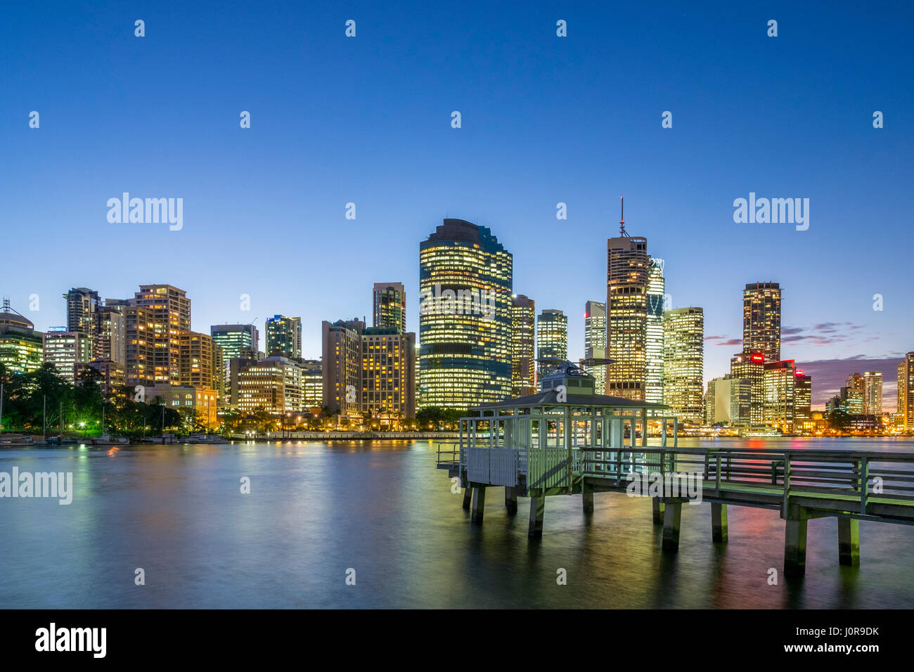 Vue de nuit sur la skyline de quartier central des affaires de Brisbane dans le Queensland en Australie Banque D'Images