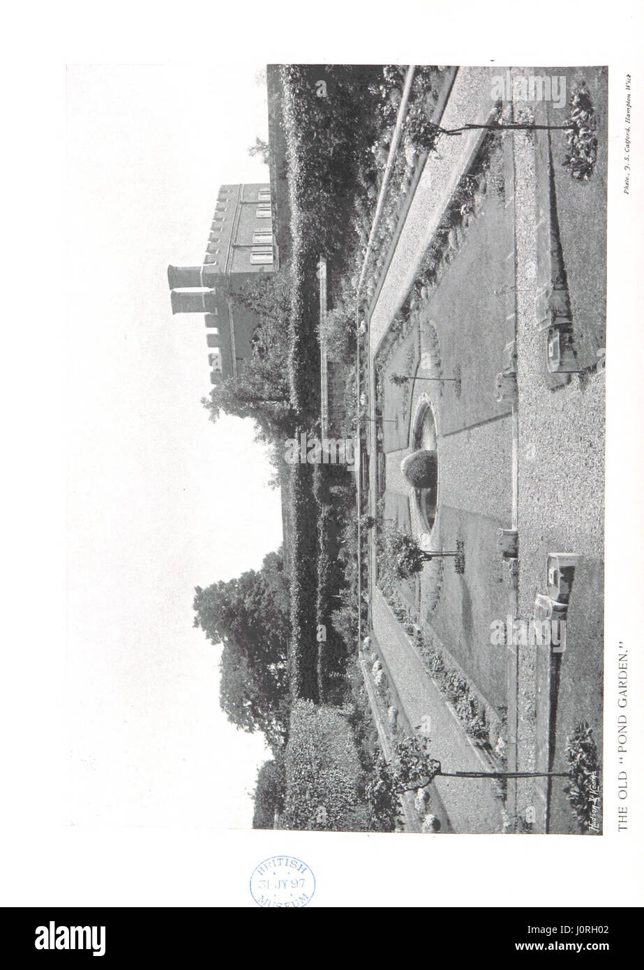 « The Thames Illustrated » emmène les lecteurs dans un voyage visuel le long de la Tamise, de Richmond à Oxford. Le livre capture la beauté pittoresque, les monuments historiques et l'importance culturelle de la rivière, offrant des illustrations et des descriptions des paysages environnants. Banque D'Images