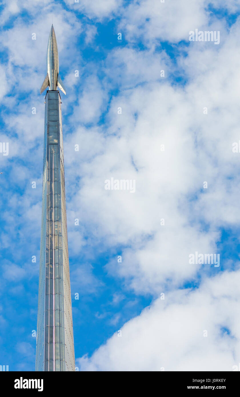 Vue rapprochée sur le fond de ciel du Monument des conquérants de l'espace de Moscou, Russie Banque D'Images