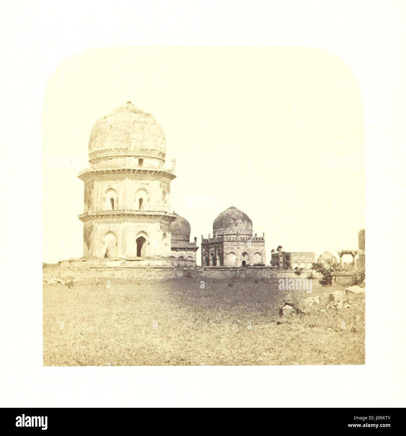 Sketches in India présente des photos prises à Hyderabad et Secunderabad, illustrant la vie et la culture indiennes. La collection est éditée avec une typographie descriptive par C. R. W, fournissant un contexte aux images. Banque D'Images