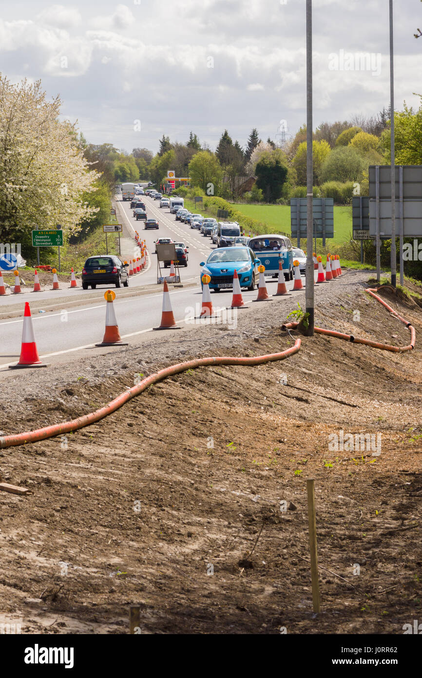 La circulation négocie les travaux de sécurité à long terme sur l'A483, la route principale entre Shropshire England et le nord du pays de Galles Banque D'Images