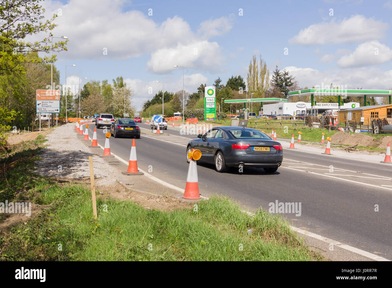 La circulation négocie les travaux de sécurité à long terme sur l'A483, la route principale entre Shropshire England et le nord du pays de Galles Banque D'Images