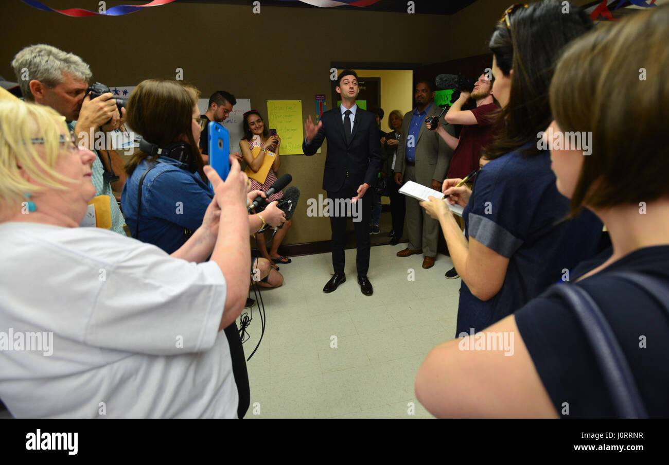 Atlanta, Georgia, USA. Apr 15, 2017. Candidat du Congrès démocratique de Géorgie Jon Ossoff - dans une course serrée pour réclamer le siège du GOP pour la première fois depuis des décennies-- grâce à ses partisans de la campagne à l'extérieur du bureau à Sandy Springs Atlanta samedi. Des millions de dollars ont versé dans l'Ossoff campagne pour gagner l'élection spéciale de la sixième circonscription, dans laquelle Ossoff espère monter une forte base de soutien et de lutte contre le sentiment d'atout à la victoire. Credit : Miguel Juarez Lugo/ZUMA/Alamy Fil Live News Banque D'Images