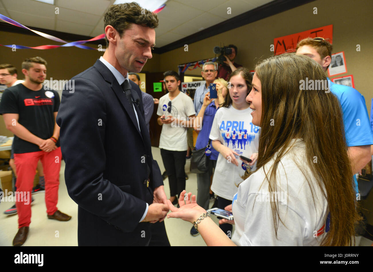 Atlanta, Georgia, USA. Apr 15, 2017. Candidat du Congrès démocratique de Géorgie Jon Ossoff - dans une course serrée pour réclamer le siège du GOP pour la première fois depuis des décennies-- grâce à ses partisans de la campagne à l'extérieur du bureau à Sandy Springs Atlanta samedi. Des millions de dollars ont versé dans l'Ossoff campagne pour gagner l'élection spéciale de la sixième circonscription, dans laquelle Ossoff espère monter une forte base de soutien et de lutte contre le sentiment d'atout à la victoire. Credit : Miguel Juarez Lugo/ZUMA/Alamy Fil Live News Banque D'Images