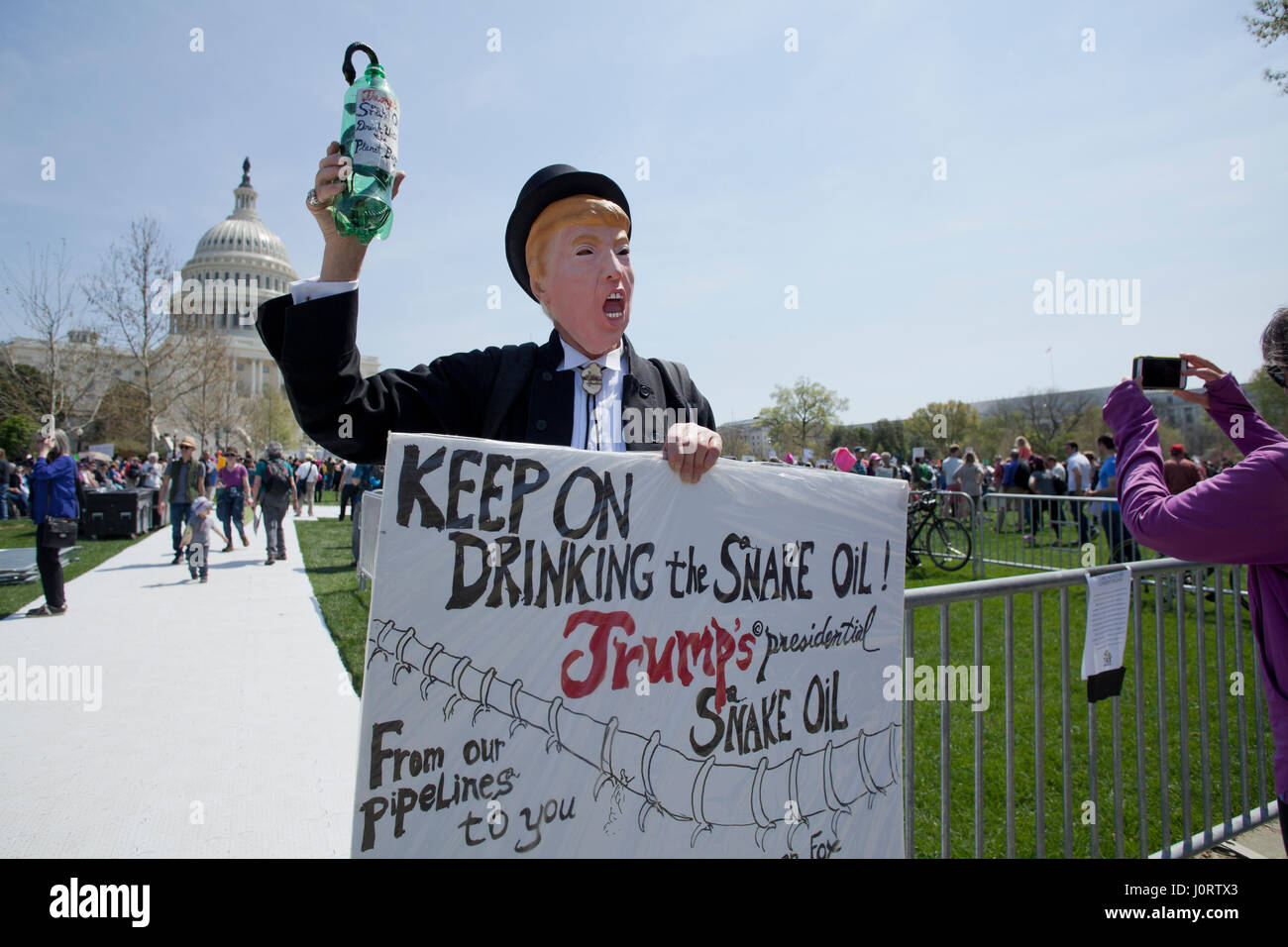 Washington, DC, USA Samedi, 15 avril, 2017 : Des milliers de manifestants se rassemblent sur la colline du Capitole pour exiger le président Donald Trump pour libérer ses impôts. Credit : B Christopher/Alamy Live News Banque D'Images