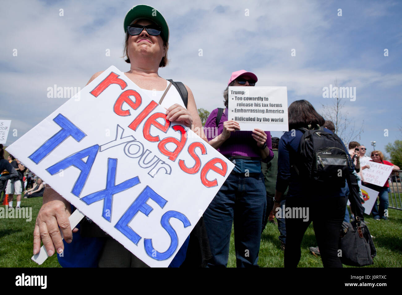 Washington, DC, USA Samedi, 15 avril, 2017 : Des milliers de manifestants se rassemblent sur la colline du Capitole pour exiger le président Donald Trump pour libérer ses impôts. Credit : B Christopher/Alamy Live News Banque D'Images