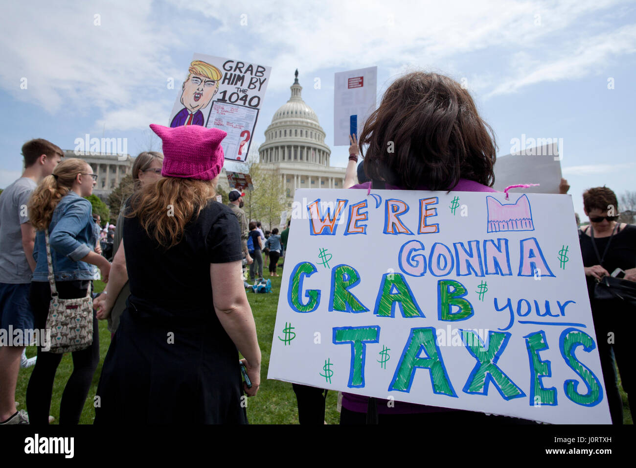 Washington, DC, USA Samedi, 15 avril, 2017 : Des milliers de manifestants se rassemblent sur la colline du Capitole pour exiger le président Donald Trump pour libérer ses impôts. Credit : B Christopher/Alamy Live News Banque D'Images