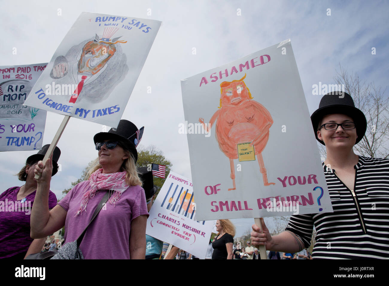 Washington, DC, USA Samedi, 15 avril, 2017 : Des milliers de manifestants se rassemblent sur la colline du Capitole pour exiger le président Donald Trump pour libérer ses impôts. Credit : B Christopher/Alamy Live News Banque D'Images