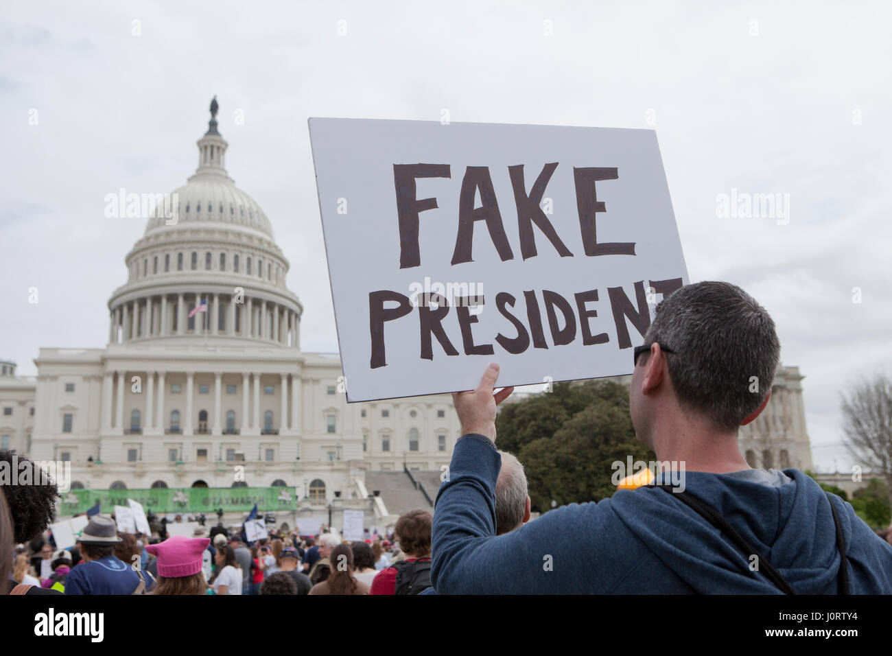 Washington, DC, USA Samedi, 15 avril, 2017 : Des milliers de manifestants se rassemblent sur la colline du Capitole pour exiger le président Donald Trump pour libérer ses impôts. Credit : B Christopher/Alamy Live News Banque D'Images