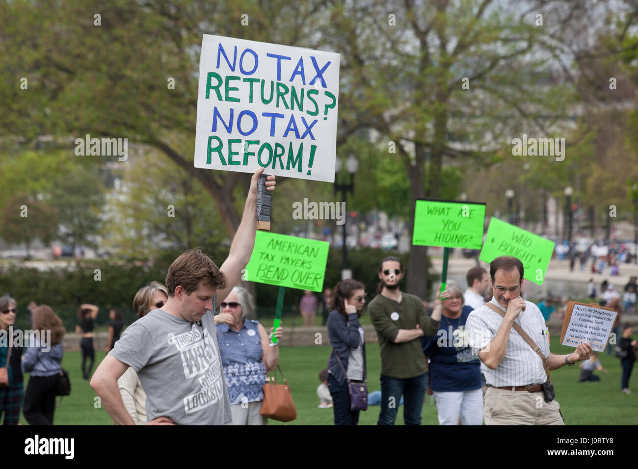 Washington, DC, USA Samedi, 15 avril, 2017 : Des milliers de manifestants se rassemblent sur la colline du Capitole pour exiger le président Donald Trump pour libérer ses impôts. Credit : B Christopher/Alamy Live News Banque D'Images