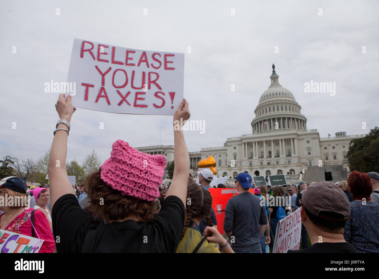 Washington, DC, USA Samedi, 15 avril, 2017 : Des milliers de manifestants se rassemblent sur la colline du Capitole pour exiger le président Donald Trump pour libérer ses impôts. Credit : B Christopher/Alamy Live News Banque D'Images