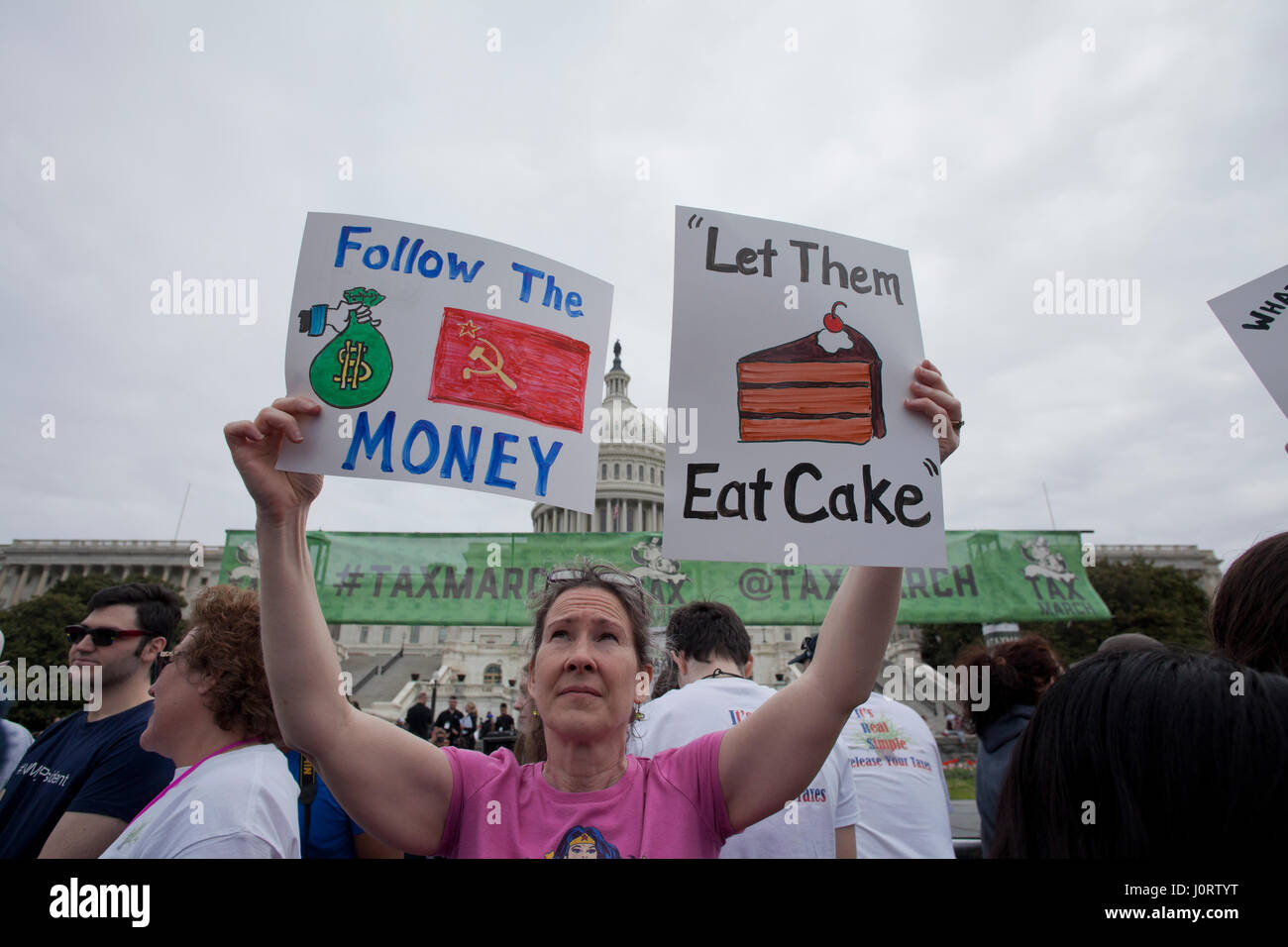 Washington, DC, USA Samedi, 15 avril, 2017 : Des milliers de manifestants se rassemblent sur la colline du Capitole pour exiger le président Donald Trump pour libérer ses impôts. Credit : B Christopher/Alamy Live News Banque D'Images