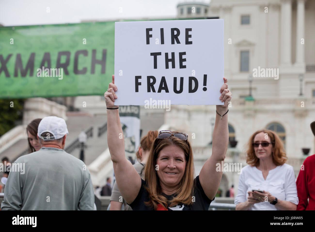 Washignton DC, USA, samedi, 15 avril, 2017 : Des milliers de manifestants se rassemblent sur la colline du Capitole pour exiger le président Donald Trump pour libérer ses impôts. Credit : B Christopher/Alamy Live News Banque D'Images