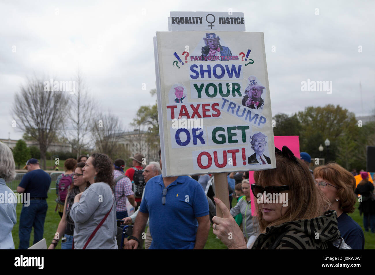 Washignton DC, USA, samedi, 15 avril, 2017 : Des milliers de manifestants se rassemblent sur la colline du Capitole pour exiger le président Donald Trump pour libérer ses impôts. Credit : B Christopher/Alamy Live News Banque D'Images