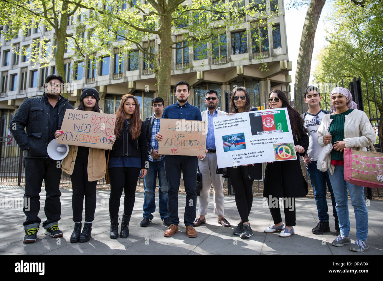 Londres, Royaume-Uni. 15 avril, 2017. Les membres de la communauté afghane et partisans de protestation devant l'ambassade des États-Unis contre la grève sur l'Afghanistan, la province de Nangarhar, à l'aide d'une ordonnance ou massive, Moab souffle d'air, la plus grande bombe conventionnelle jamais déployée au combat par les États-Unis. Credit : Mark Kerrison/Alamy Live News Banque D'Images