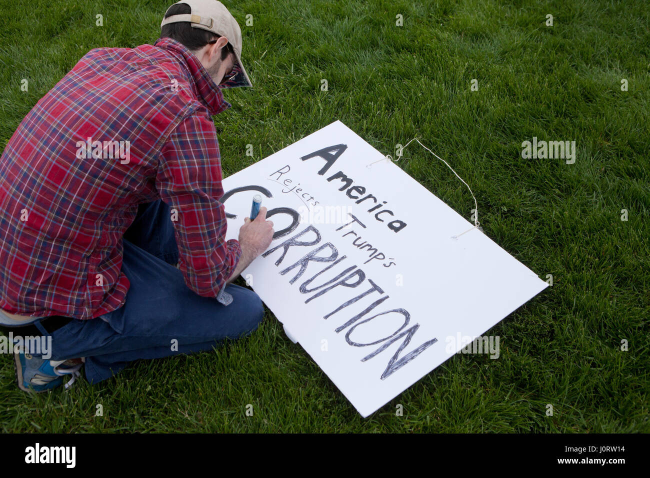 Washignton DC, USA, samedi, 15 avril, 2017 : Des milliers de manifestants se rassemblent sur la colline du Capitole pour exiger le président Donald Trump pour libérer ses impôts. Credit : B Christopher/Alamy Live News Banque D'Images