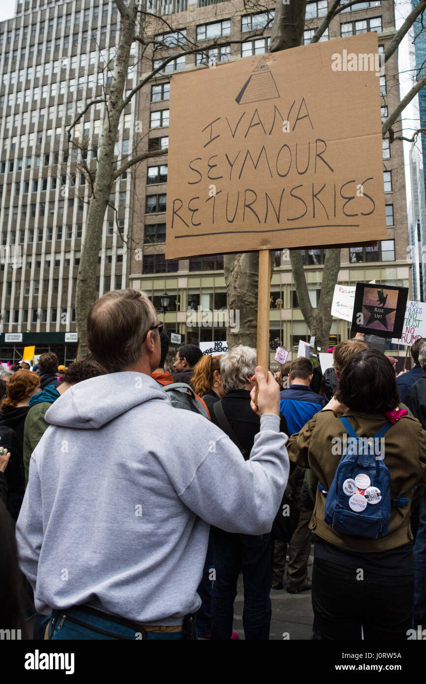 New York, USA. 15 avril, 2017. Les manifestants se rassembleront à New York City appelant le président Trump pour libérer ses déclarations de revenus des particuliers à la date citoyens sont requis pour une déclaration de revenus aux États-Unis. Crédit : Matthieu Cherchio/Alamy Live News Banque D'Images