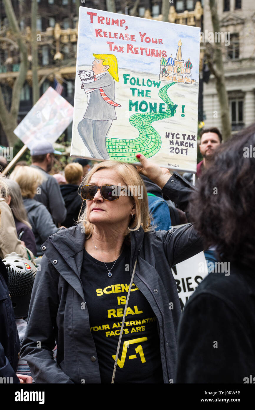 New York, USA. 15 avril, 2017. Les manifestants se rassembleront à New York City appelant le président Trump pour libérer ses déclarations de revenus des particuliers à la date citoyens sont requis pour une déclaration de revenus aux États-Unis. Crédit : Matthieu Cherchio/Alamy Live News Banque D'Images