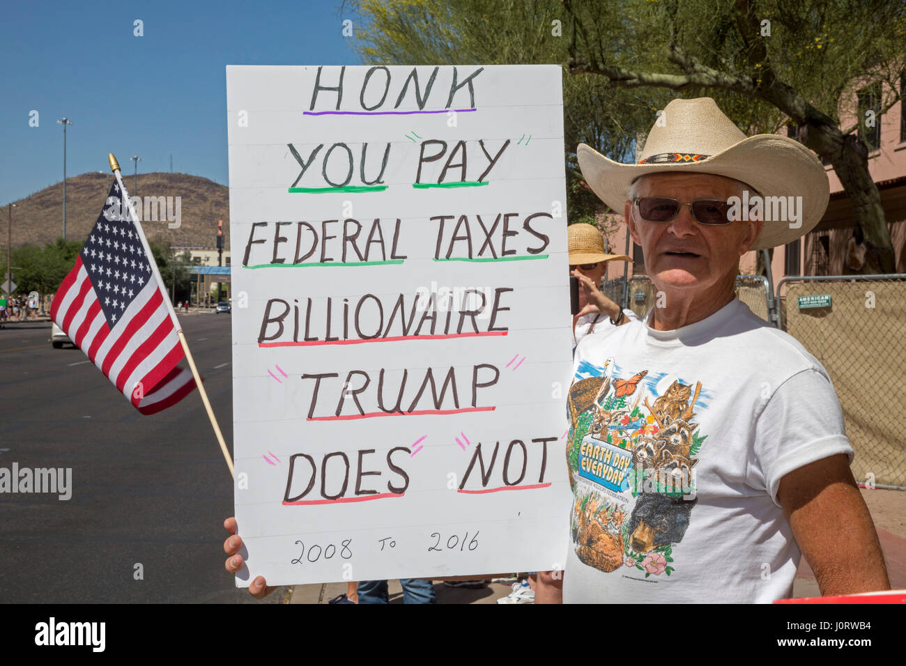 Tucson, Arizona, USA. 15 avril 2017. Des centaines se sont rassemblées devant le palais de justice fédéral sur la traditionnelle journée pour payer l'impôt fédéral sur le revenu pour exiger que le Président Donald Trump presse ses déclarations de revenus. Crédit : Jim West/Alamy Live News Banque D'Images