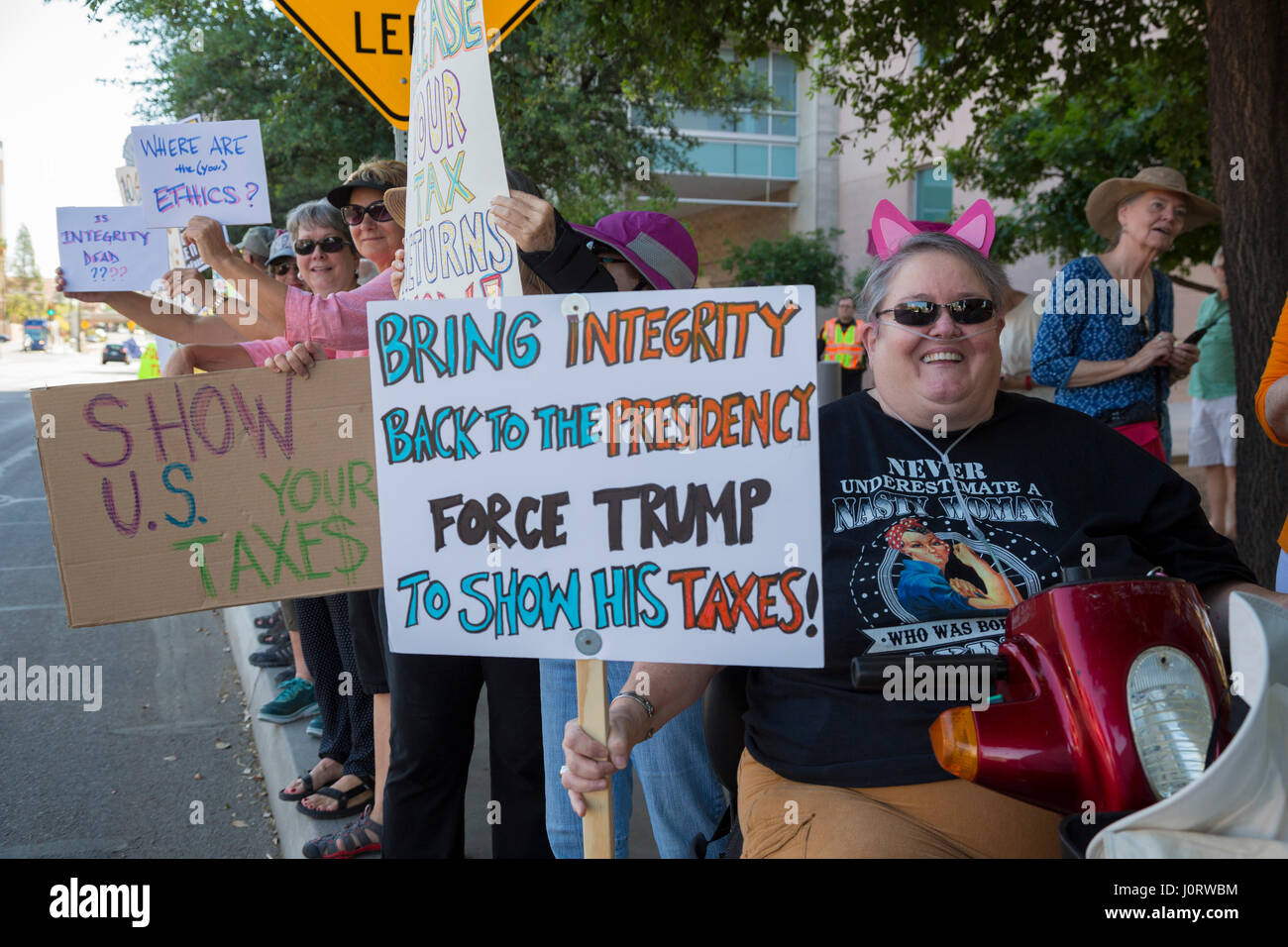 Tucson, Arizona, USA. 15 avril 2017. Des centaines se sont rassemblées devant le palais de justice fédéral sur la traditionnelle journée pour payer l'impôt fédéral sur le revenu pour exiger que le Président Donald Trump presse ses déclarations de revenus. Crédit : Jim West/Alamy Live News Banque D'Images