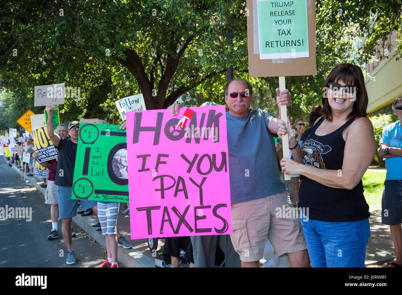 Tucson, Arizona, USA. 15 avril 2017. Des centaines se sont rassemblées devant le palais de justice fédéral sur la traditionnelle journée pour payer l'impôt fédéral sur le revenu pour exiger que le Président Donald Trump presse ses déclarations de revenus. Crédit : Jim West/Alamy Live News Banque D'Images